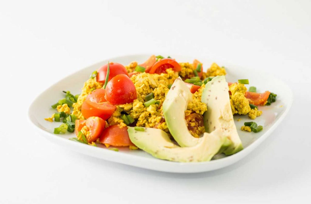 Tofu-Pfanne mit Tomaten, Kurkuma und Avocados